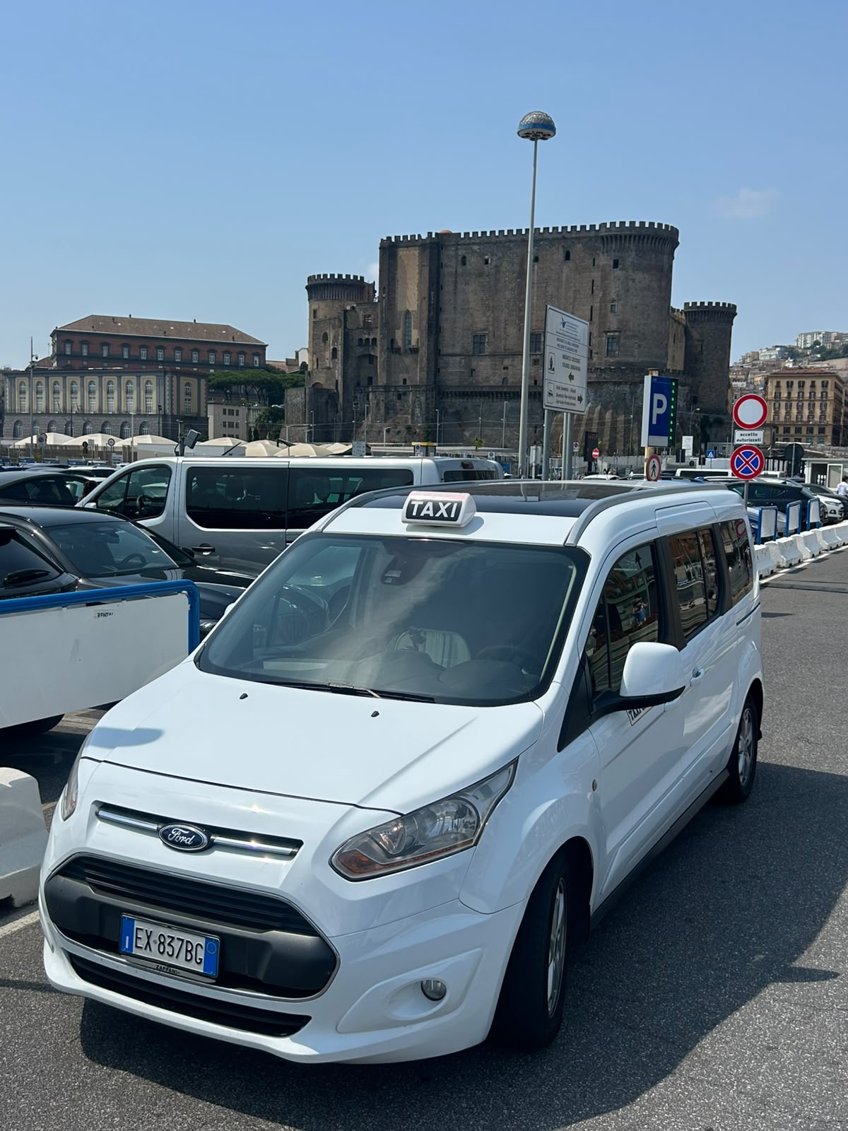 Taxi C.P. 25 vicino al Maschio Angioino a Napoli