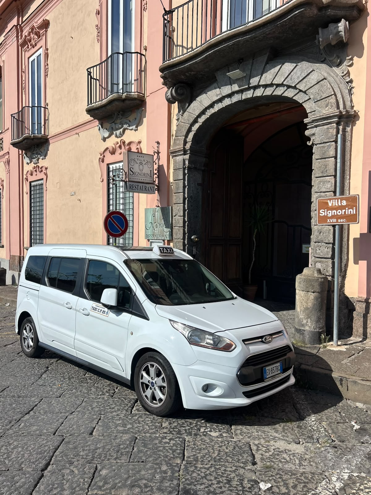 Taxi bianco C.P. 25 davanti a Villa Signorini a Portici